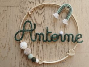 Couronne personnalisable avec prénom en tricotin / Arc en ciel